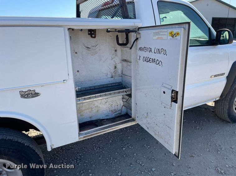 image for item LV9926 2004 Chevrolet Silverado 2500HD  utility bed pickup truck