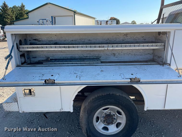 image for item LV9926 2004 Chevrolet Silverado 2500HD  utility bed pickup truck