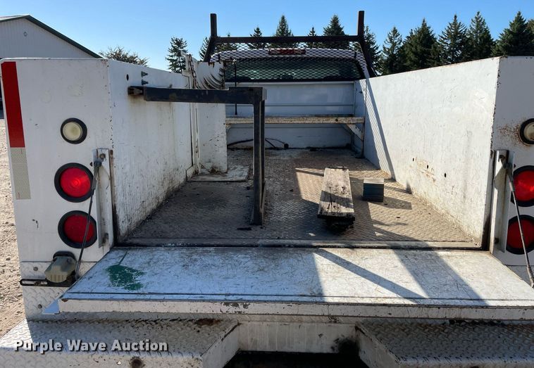 image for item LV9926 2004 Chevrolet Silverado 2500HD  utility bed pickup truck