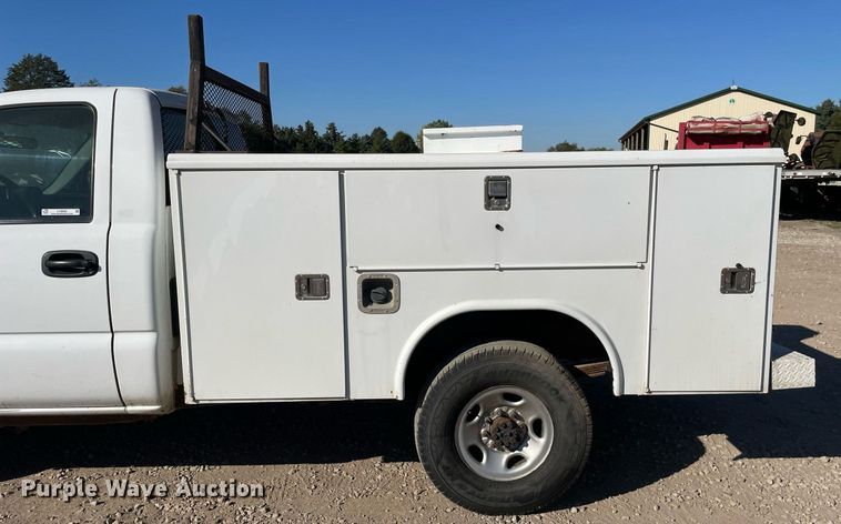 image for item LV9926 2004 Chevrolet Silverado 2500HD  utility bed pickup truck