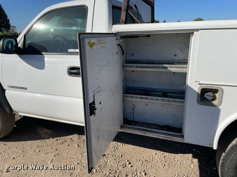 image for item LV9926 2004 Chevrolet Silverado 2500HD  utility bed pickup truck