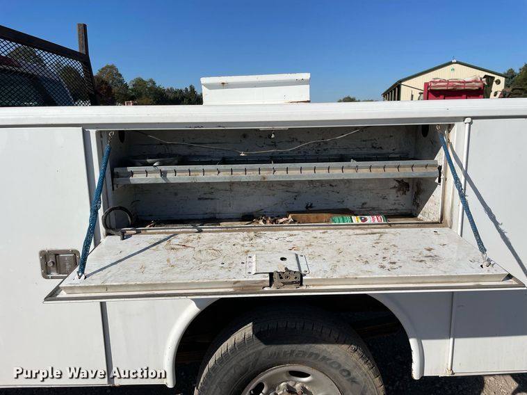 image for item LV9926 2004 Chevrolet Silverado 2500HD  utility bed pickup truck