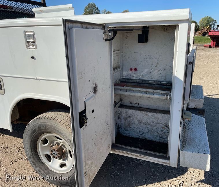 image for item LV9926 2004 Chevrolet Silverado 2500HD  utility bed pickup truck