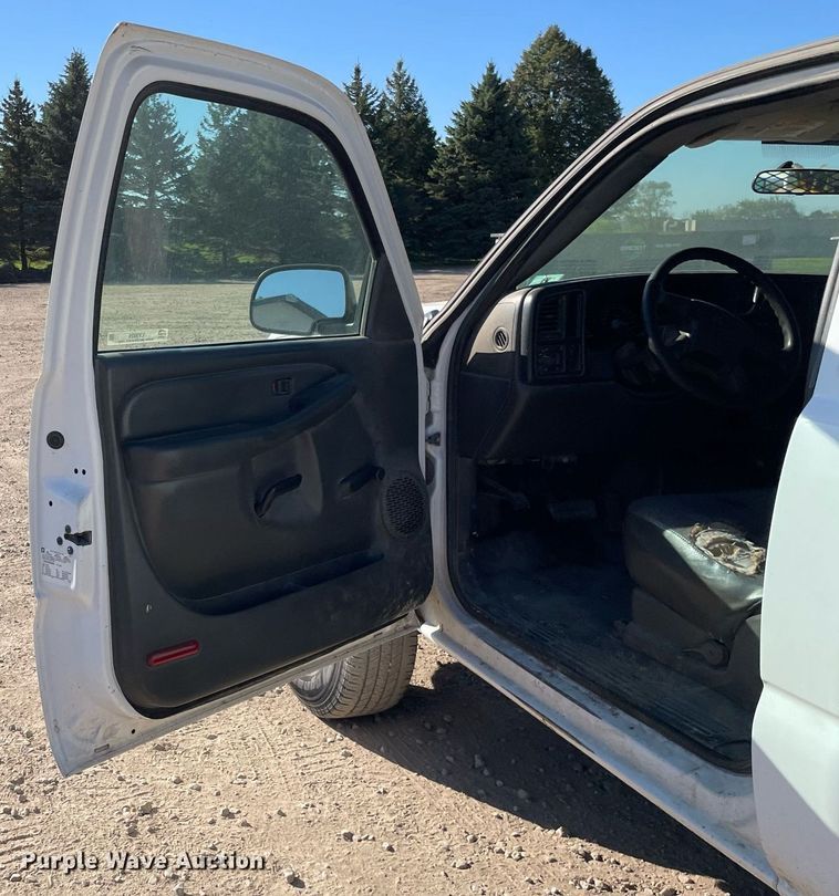 image for item LV9926 2004 Chevrolet Silverado 2500HD  utility bed pickup truck