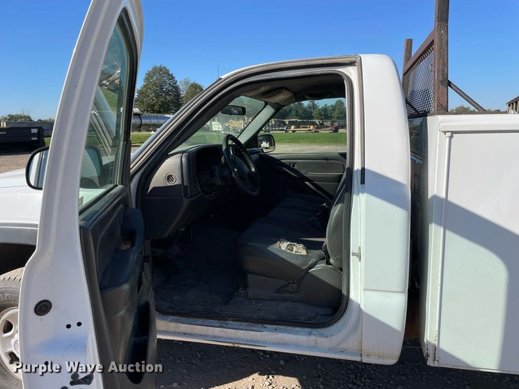 image for item LV9926 2004 Chevrolet Silverado 2500HD  utility bed pickup truck