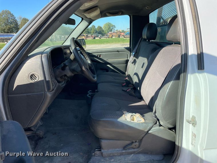 image for item LV9926 2004 Chevrolet Silverado 2500HD  utility bed pickup truck