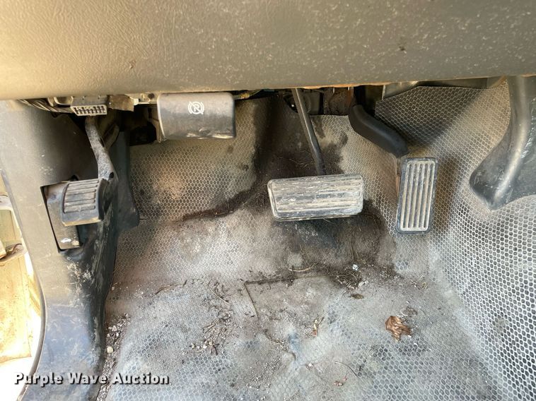 image for item LV9926 2004 Chevrolet Silverado 2500HD  utility bed pickup truck