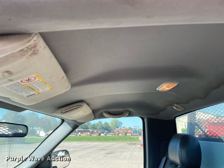 image for item LV9926 2004 Chevrolet Silverado 2500HD  utility bed pickup truck