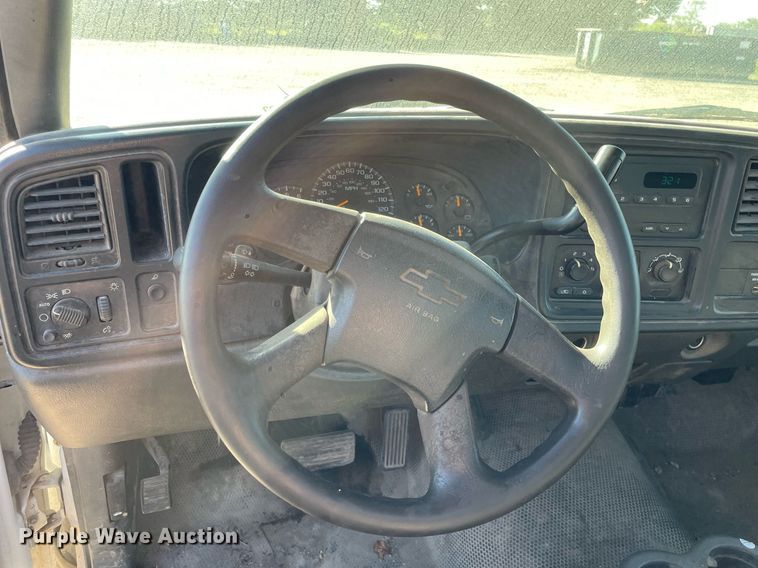 image for item LV9926 2004 Chevrolet Silverado 2500HD  utility bed pickup truck