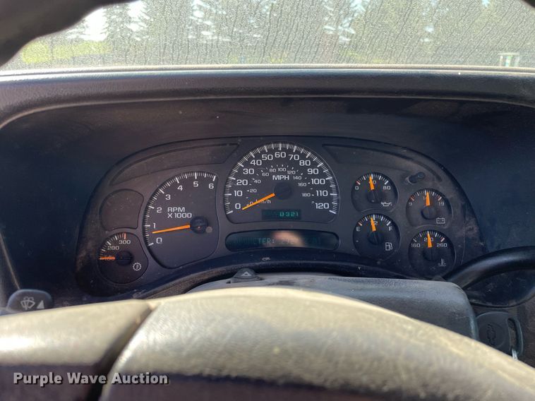 image for item LV9926 2004 Chevrolet Silverado 2500HD  utility bed pickup truck