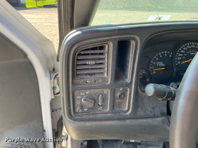 image for item LV9926 2004 Chevrolet Silverado 2500HD  utility bed pickup truck