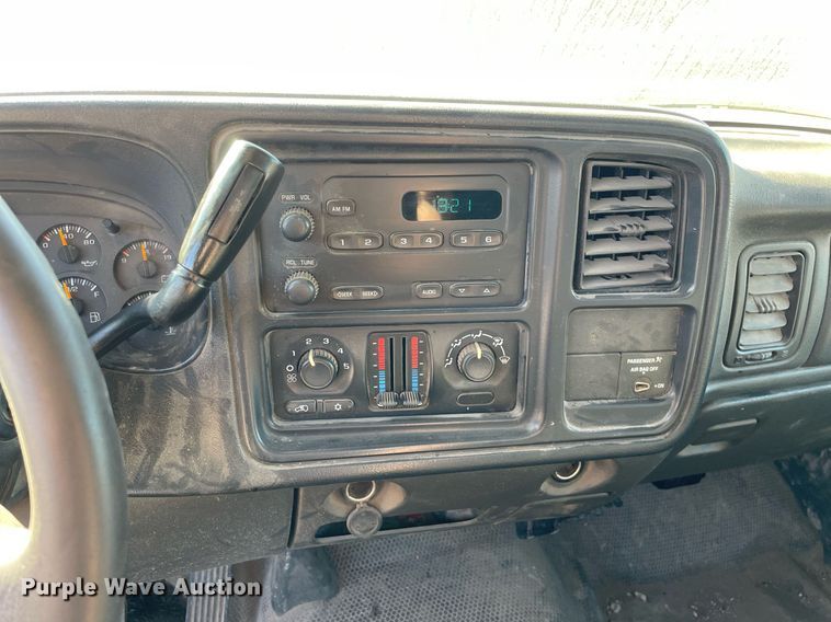 image for item LV9926 2004 Chevrolet Silverado 2500HD  utility bed pickup truck