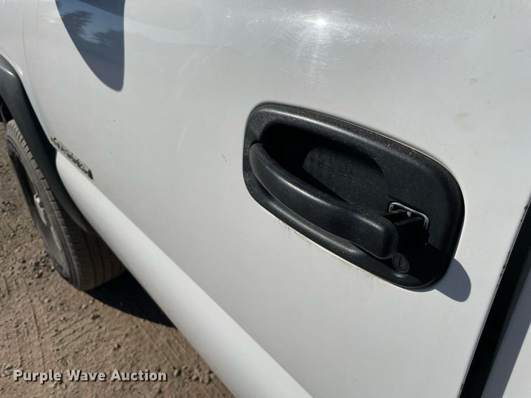 image for item LV9926 2004 Chevrolet Silverado 2500HD  utility bed pickup truck