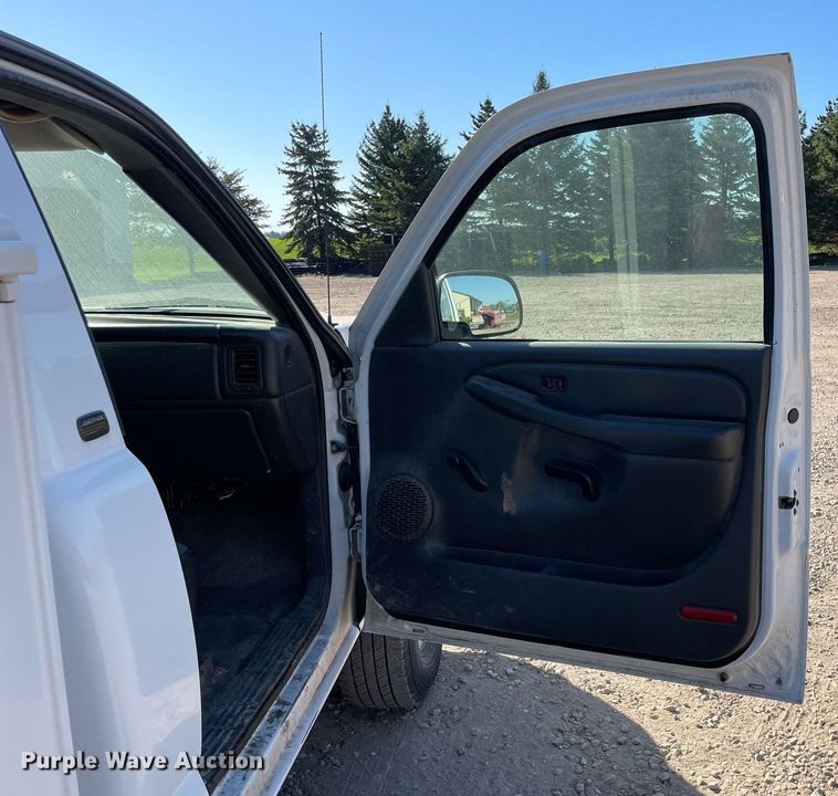 image for item LV9926 2004 Chevrolet Silverado 2500HD  utility bed pickup truck