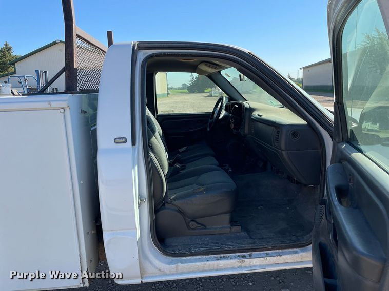 image for item LV9926 2004 Chevrolet Silverado 2500HD  utility bed pickup truck