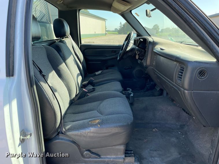 image for item LV9926 2004 Chevrolet Silverado 2500HD  utility bed pickup truck