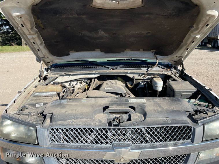 image for item LV9926 2004 Chevrolet Silverado 2500HD  utility bed pickup truck