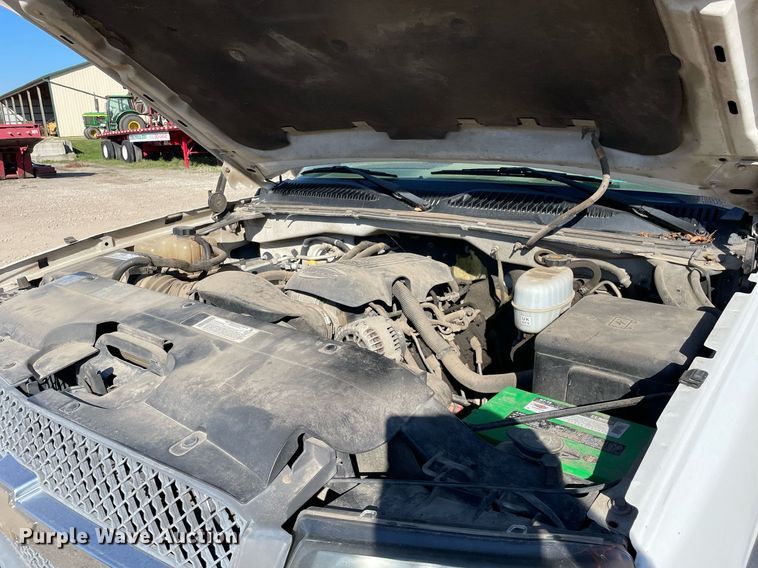 image for item LV9926 2004 Chevrolet Silverado 2500HD  utility bed pickup truck