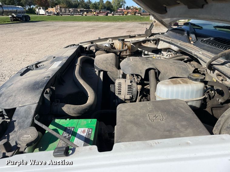 image for item LV9926 2004 Chevrolet Silverado 2500HD  utility bed pickup truck