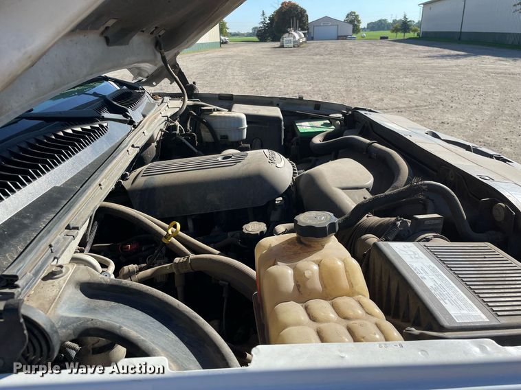 image for item LV9926 2004 Chevrolet Silverado 2500HD  utility bed pickup truck