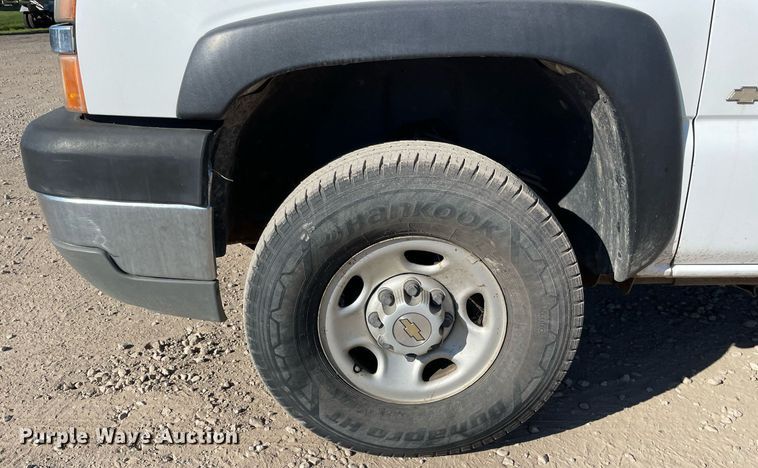 image for item LV9926 2004 Chevrolet Silverado 2500HD  utility bed pickup truck