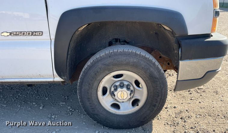 image for item LV9926 2004 Chevrolet Silverado 2500HD  utility bed pickup truck