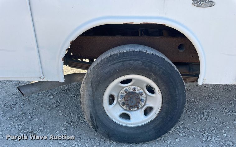 image for item LV9926 2004 Chevrolet Silverado 2500HD  utility bed pickup truck