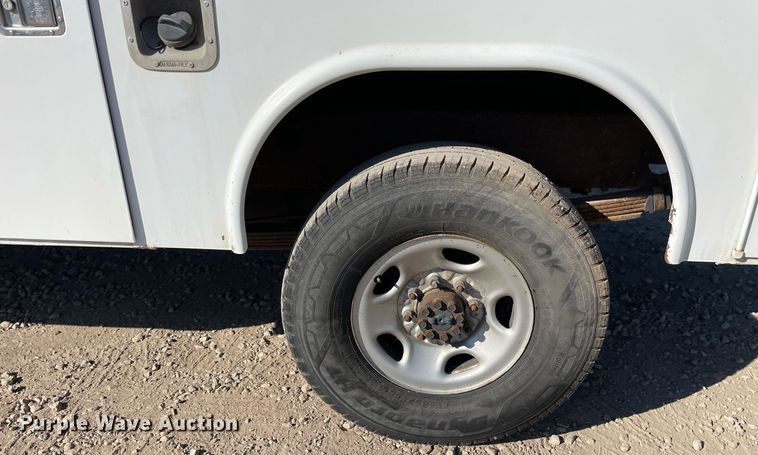 image for item LV9926 2004 Chevrolet Silverado 2500HD  utility bed pickup truck