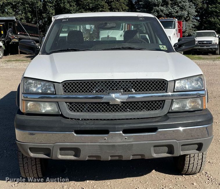 image for item LV9927 2003 Chevrolet Silverado 2500HD  utility bed pickup truck