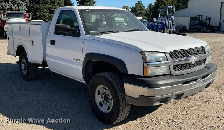 image for item LV9927 2003 Chevrolet Silverado 2500HD  utility bed pickup truck