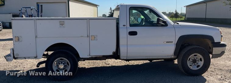 image for item LV9927 2003 Chevrolet Silverado 2500HD  utility bed pickup truck