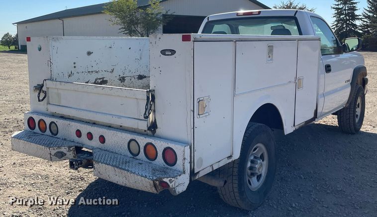 image for item LV9927 2003 Chevrolet Silverado 2500HD  utility bed pickup truck