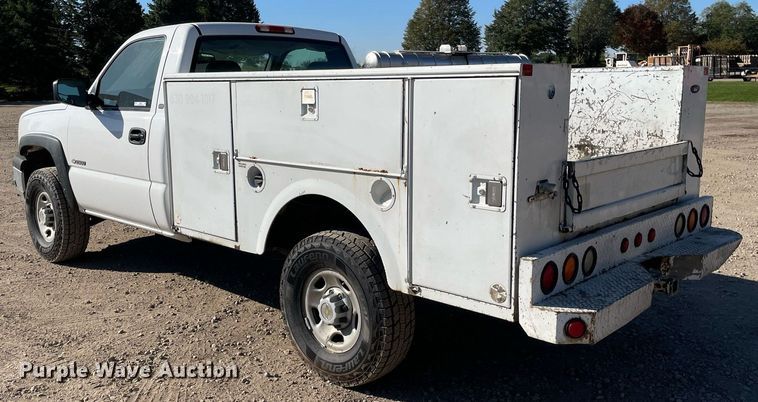 image for item LV9927 2003 Chevrolet Silverado 2500HD  utility bed pickup truck