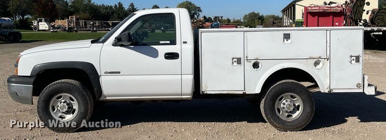 image for item LV9927 2003 Chevrolet Silverado 2500HD  utility bed pickup truck