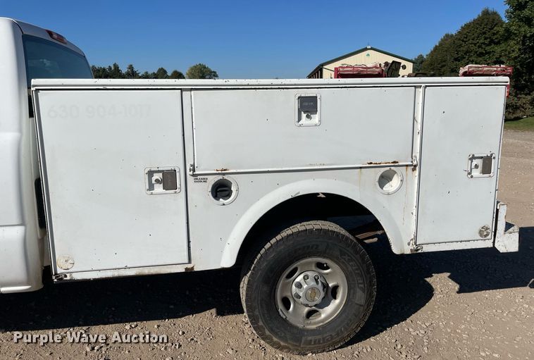 image for item LV9927 2003 Chevrolet Silverado 2500HD  utility bed pickup truck