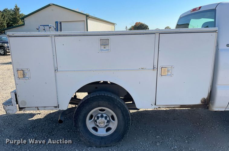 image for item LV9927 2003 Chevrolet Silverado 2500HD  utility bed pickup truck