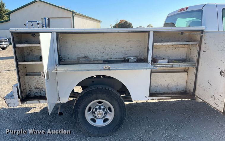 image for item LV9927 2003 Chevrolet Silverado 2500HD  utility bed pickup truck