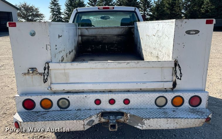 image for item LV9927 2003 Chevrolet Silverado 2500HD  utility bed pickup truck