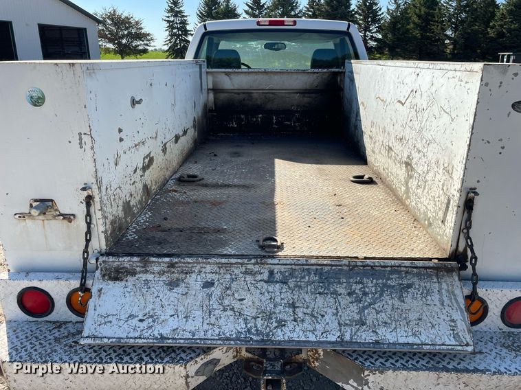 image for item LV9927 2003 Chevrolet Silverado 2500HD  utility bed pickup truck