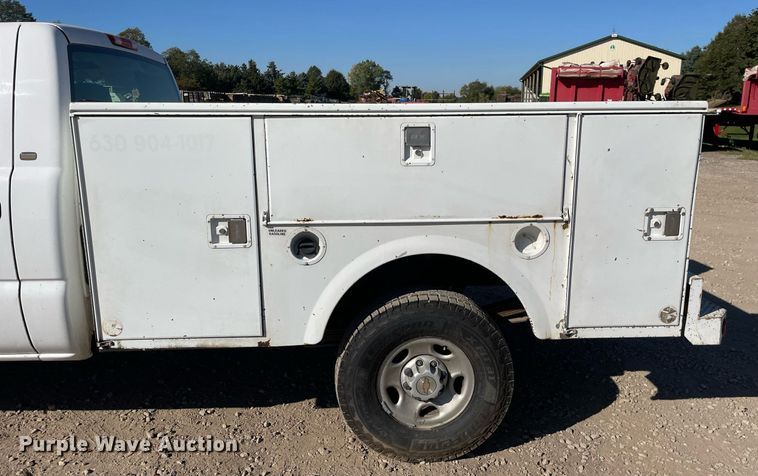 image for item LV9927 2003 Chevrolet Silverado 2500HD  utility bed pickup truck