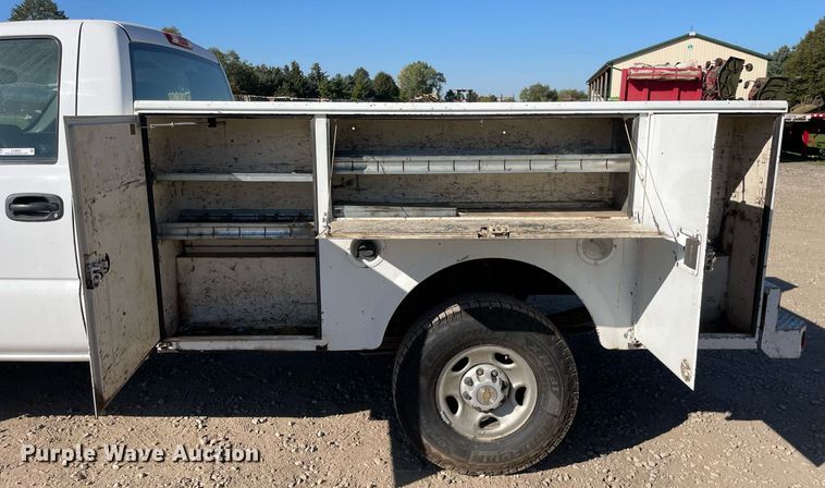 image for item LV9927 2003 Chevrolet Silverado 2500HD  utility bed pickup truck