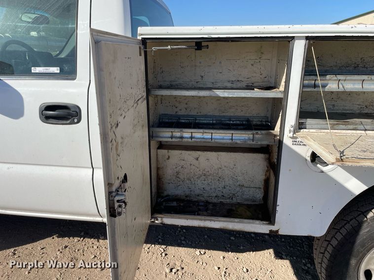 image for item LV9927 2003 Chevrolet Silverado 2500HD  utility bed pickup truck