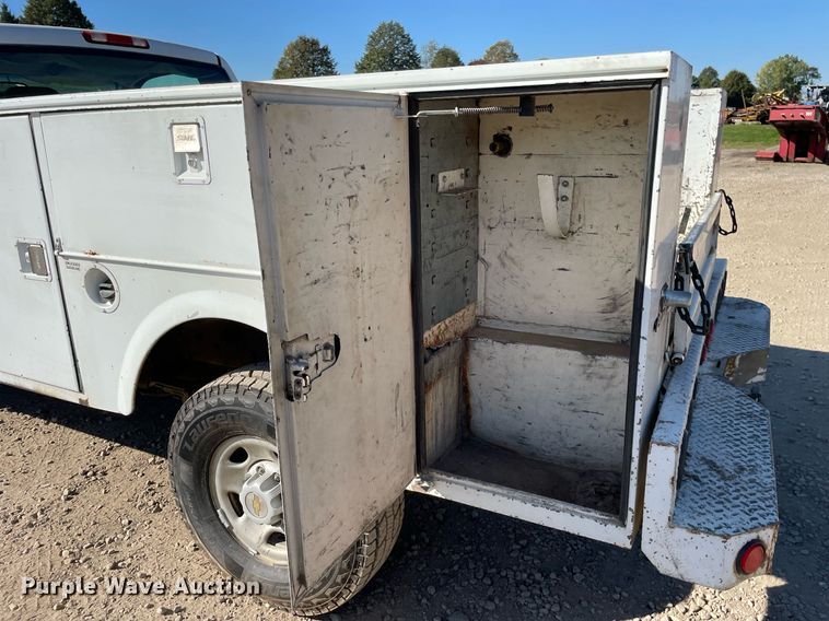 image for item LV9927 2003 Chevrolet Silverado 2500HD  utility bed pickup truck