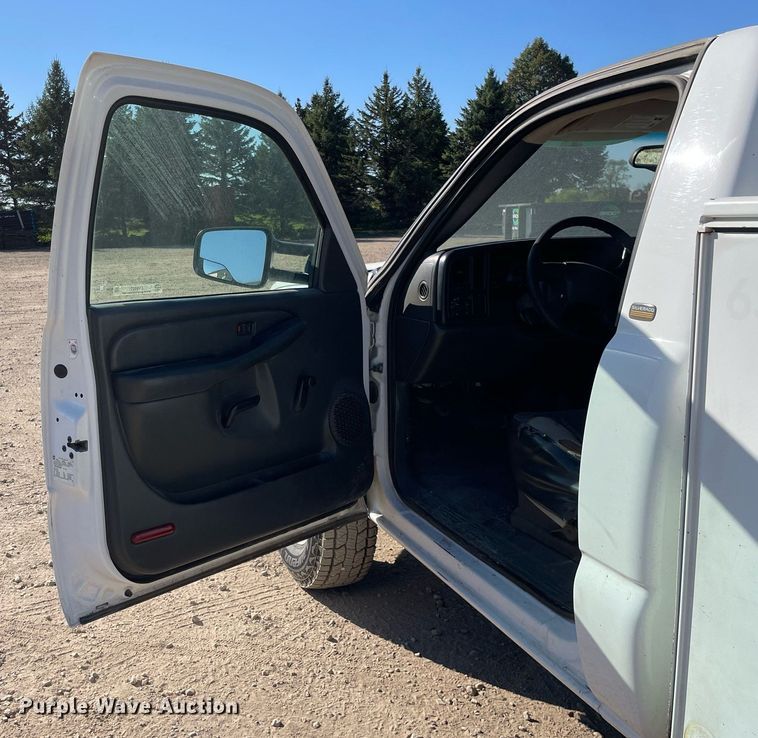 image for item LV9927 2003 Chevrolet Silverado 2500HD  utility bed pickup truck