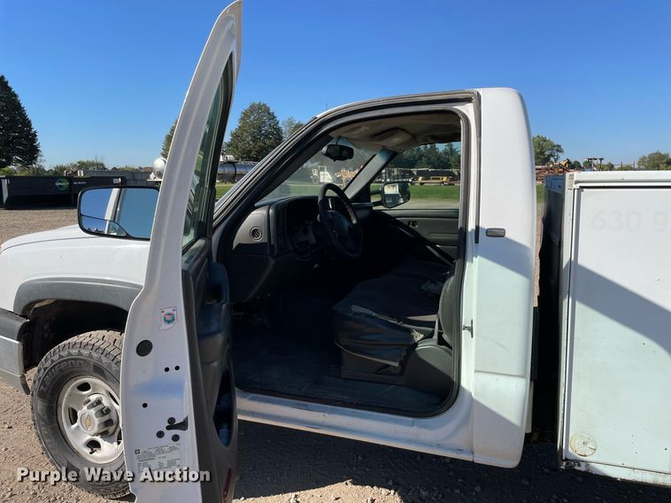 image for item LV9927 2003 Chevrolet Silverado 2500HD  utility bed pickup truck