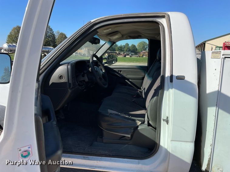 image for item LV9927 2003 Chevrolet Silverado 2500HD  utility bed pickup truck
