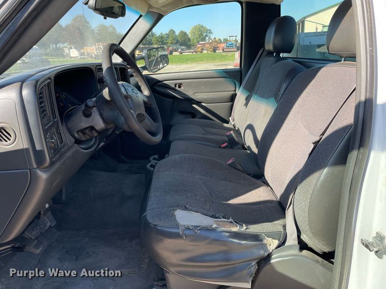 image for item LV9927 2003 Chevrolet Silverado 2500HD  utility bed pickup truck