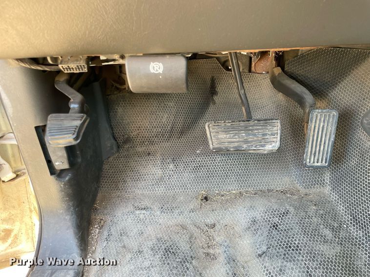 image for item LV9927 2003 Chevrolet Silverado 2500HD  utility bed pickup truck