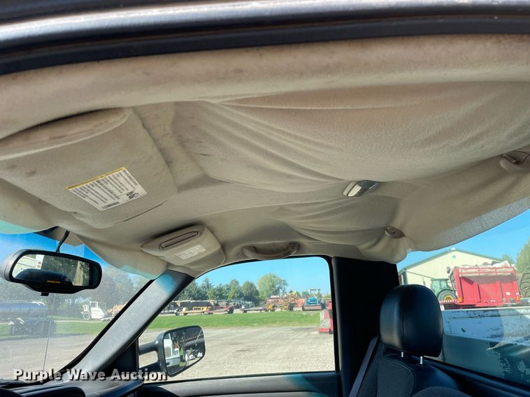 image for item LV9927 2003 Chevrolet Silverado 2500HD  utility bed pickup truck