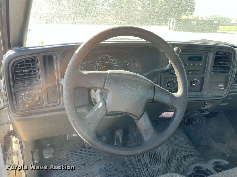 image for item LV9927 2003 Chevrolet Silverado 2500HD  utility bed pickup truck